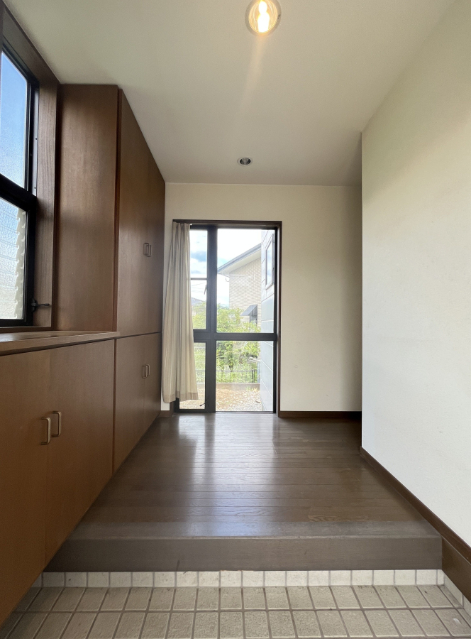 暗くなりがちな玄関も自然光で明るく清潔感アップ