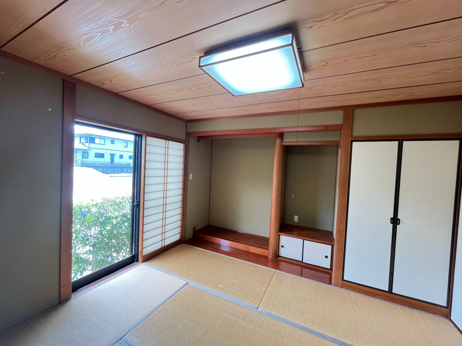 掃出窓で庭への出入りができます