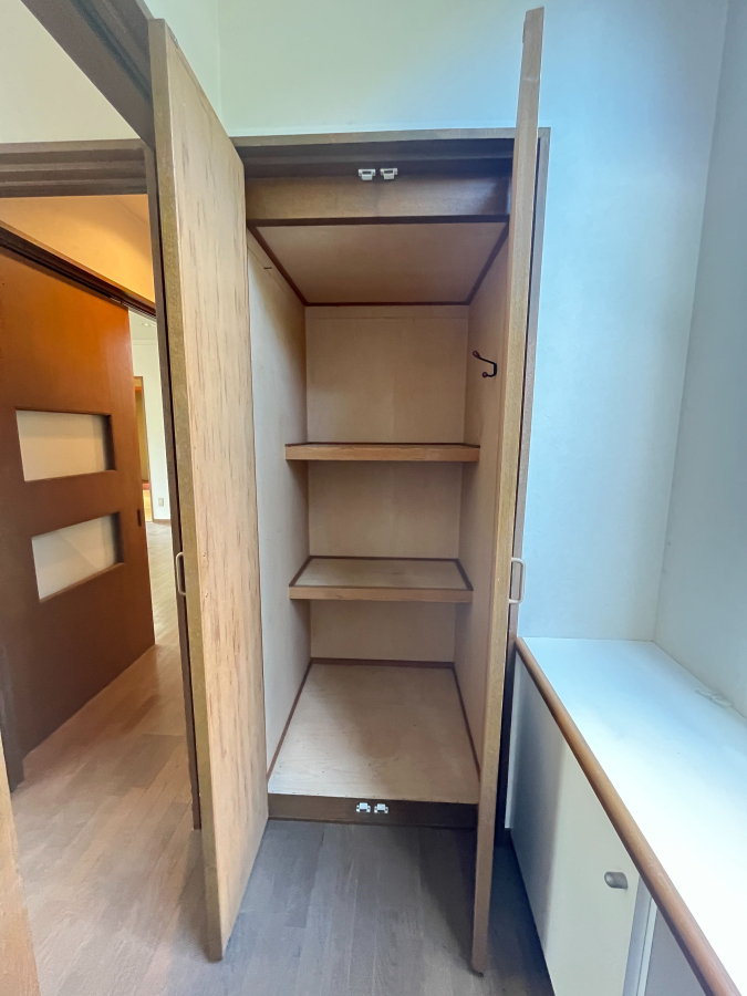 ささっと隠せる収納も便利です