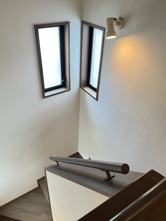 昼間は照明なしでも明るく、階段の昇り降りが安全に