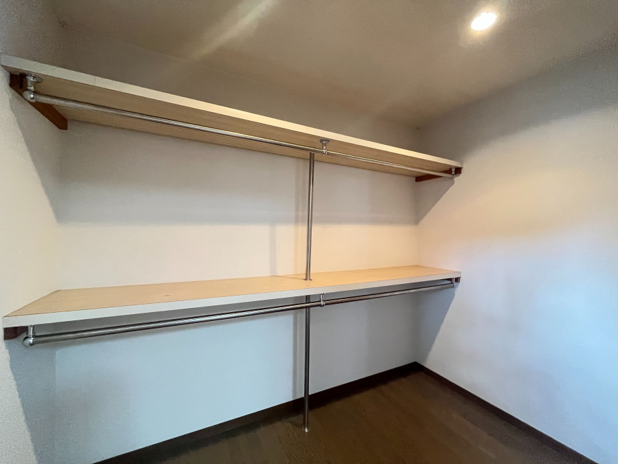 棚板、ハンガーパイプ付きで広々使えます