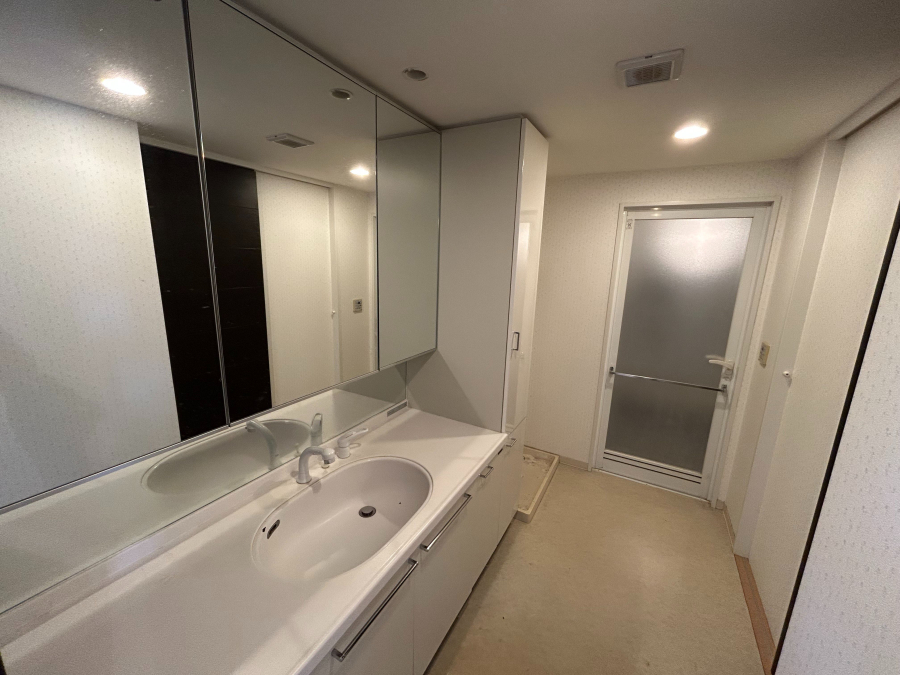【サニタリールーム】 三面鏡仕様の洗面化粧台で収納スペースも十分あり!