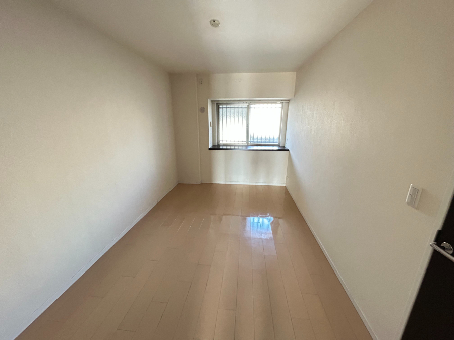 【6帖の洋室】 ウォークスルークローゼットを通してリビングと繋がる部屋