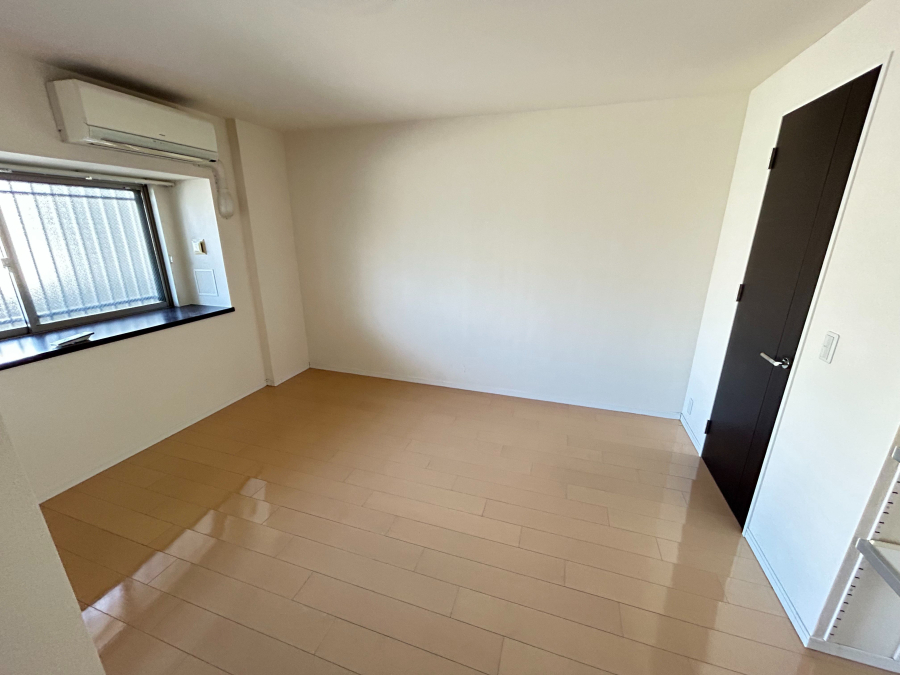 【8.4帖の洋室】 主寝室として十分な広さがあります。