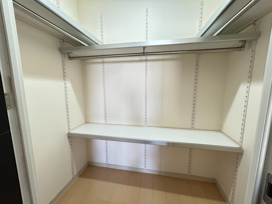 【8.4帖の洋室のウォークインクローゼット】