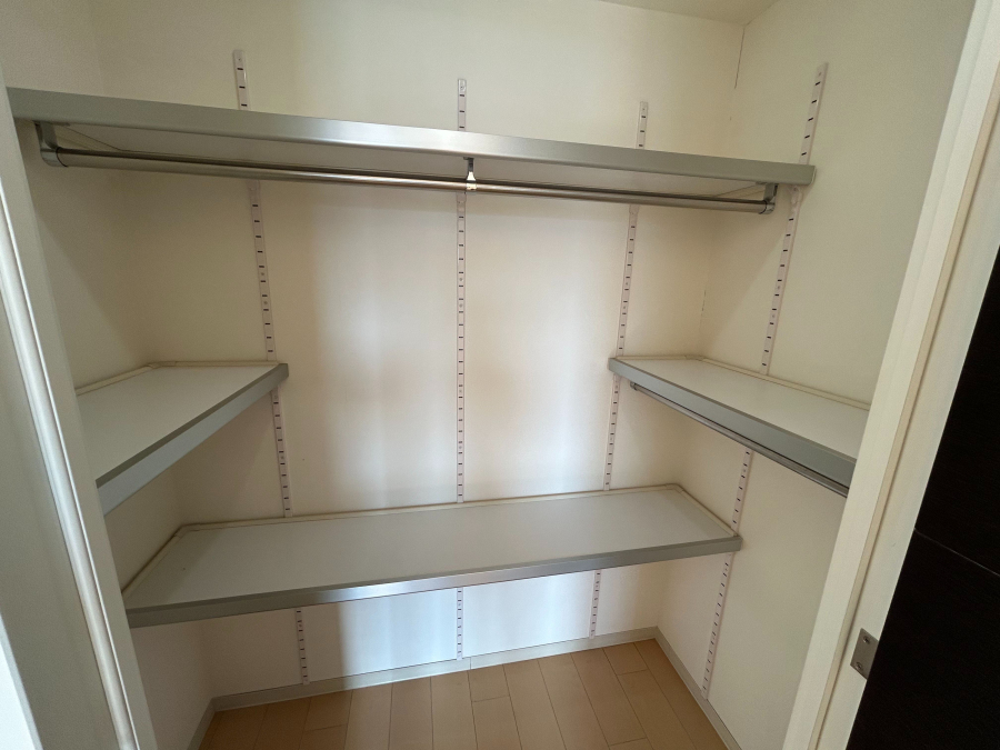 【6.1帖の洋室のウォークインクローゼット】 可動式で便利です!