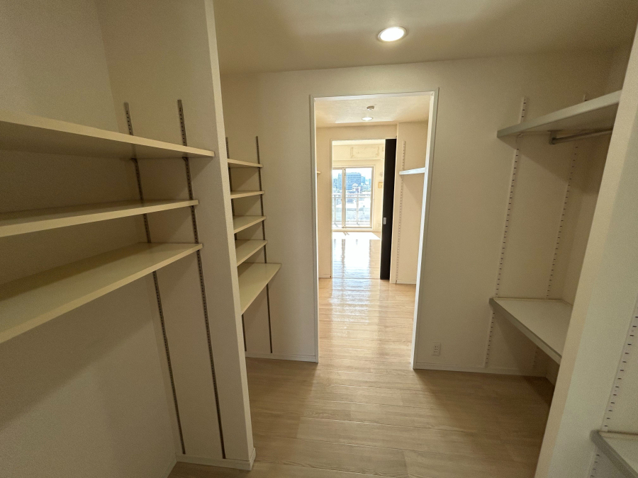 【ウォークスルークローゼット】大容量のウォークスルークローゼット完備