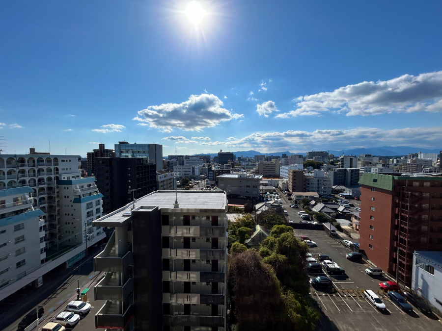 【バルコニーからの眺望】 目の前に遮るような高い建物が無く、開けた眺望
