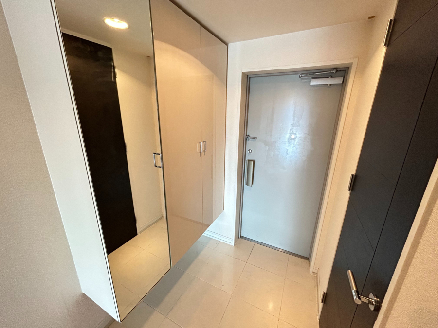 【玄関】 玄関ホールには、トールタイプの下足入採用しています!