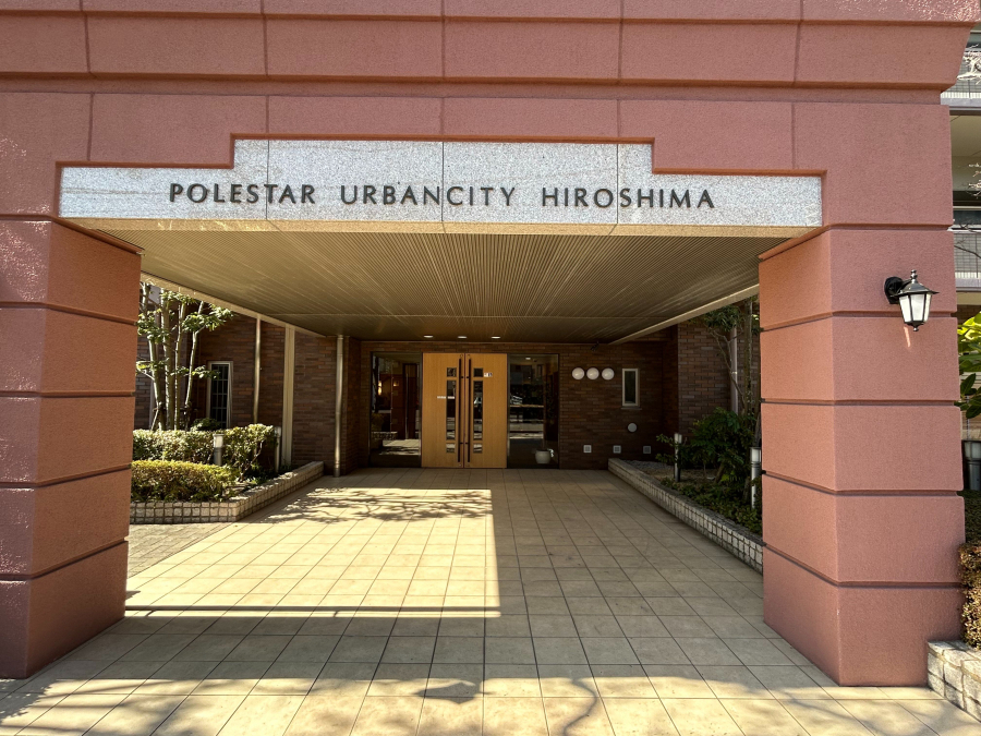 【マンション入り口】 重厚感のあるアプローチです!