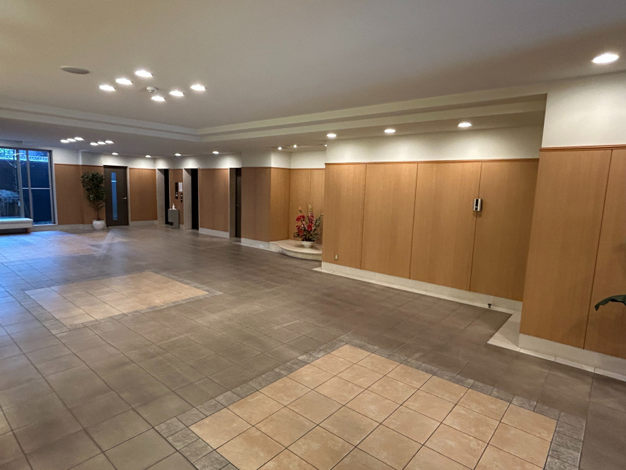 【ロビー】 エントランスからエレベーターまでは、広々とした優雅なロビ!