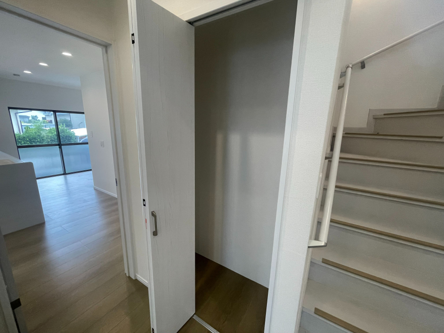 掃除用具や季節物、日用品など、様々なものを収納できます。