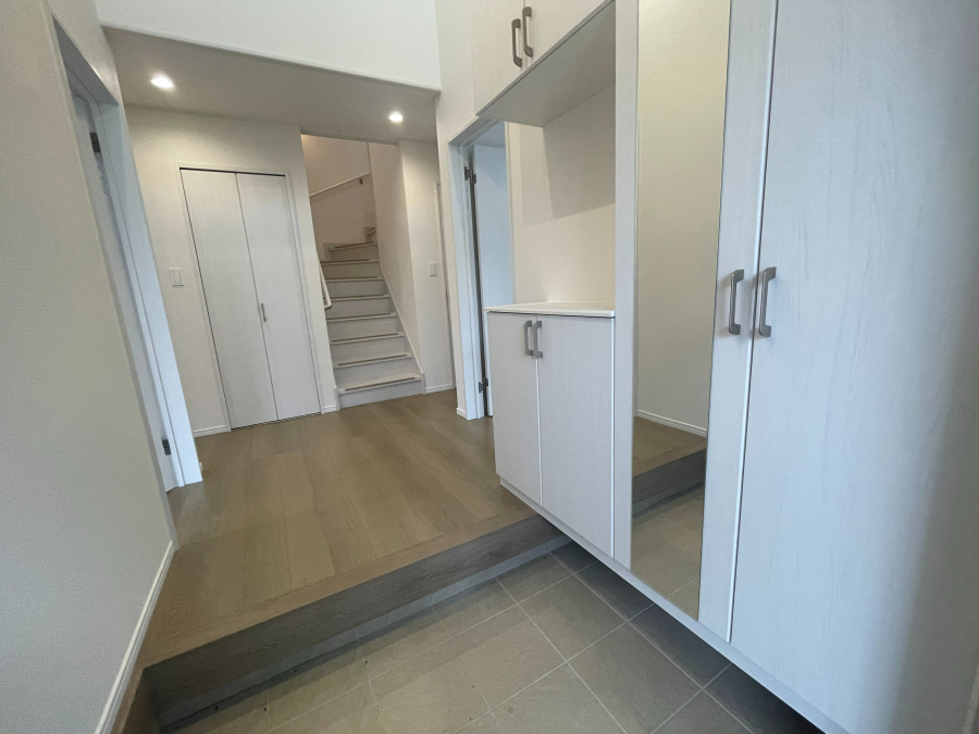 鏡面仕上げの扉が付いた収納ユニット付きです。